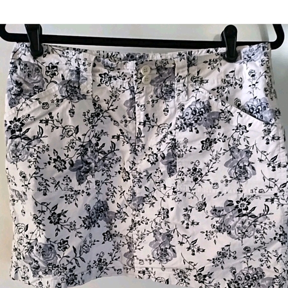 Gloria Vanderbilt Pants - Gloria Vanderbilt Black and White Floral  Golf Pickle Ball Tennis Skort Size 10